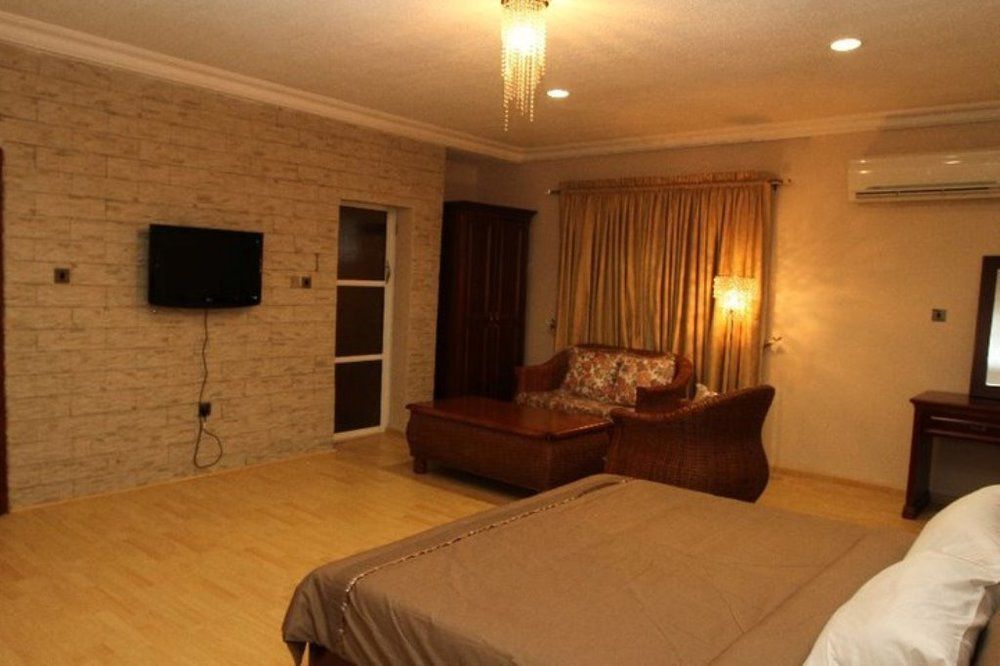 Aliayabiagba Fryburg Suites מראה חיצוני תמונה