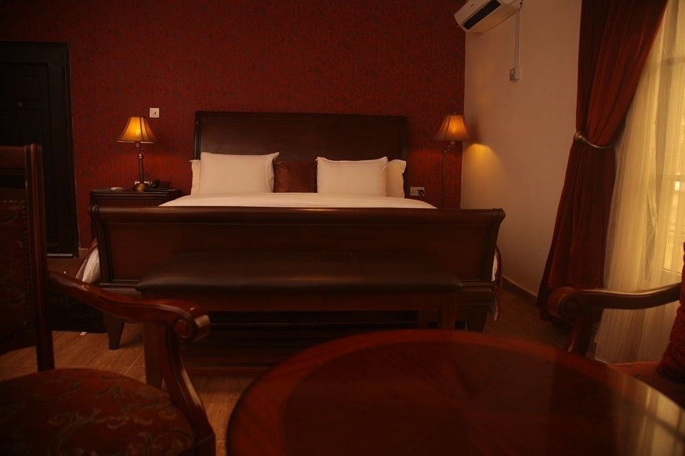 Aliayabiagba Fryburg Suites מראה חיצוני תמונה