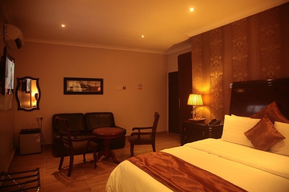 Aliayabiagba Fryburg Suites מראה חיצוני תמונה