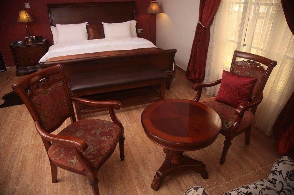 Aliayabiagba Fryburg Suites מראה חיצוני תמונה