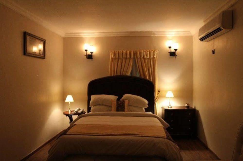 Aliayabiagba Fryburg Suites מראה חיצוני תמונה