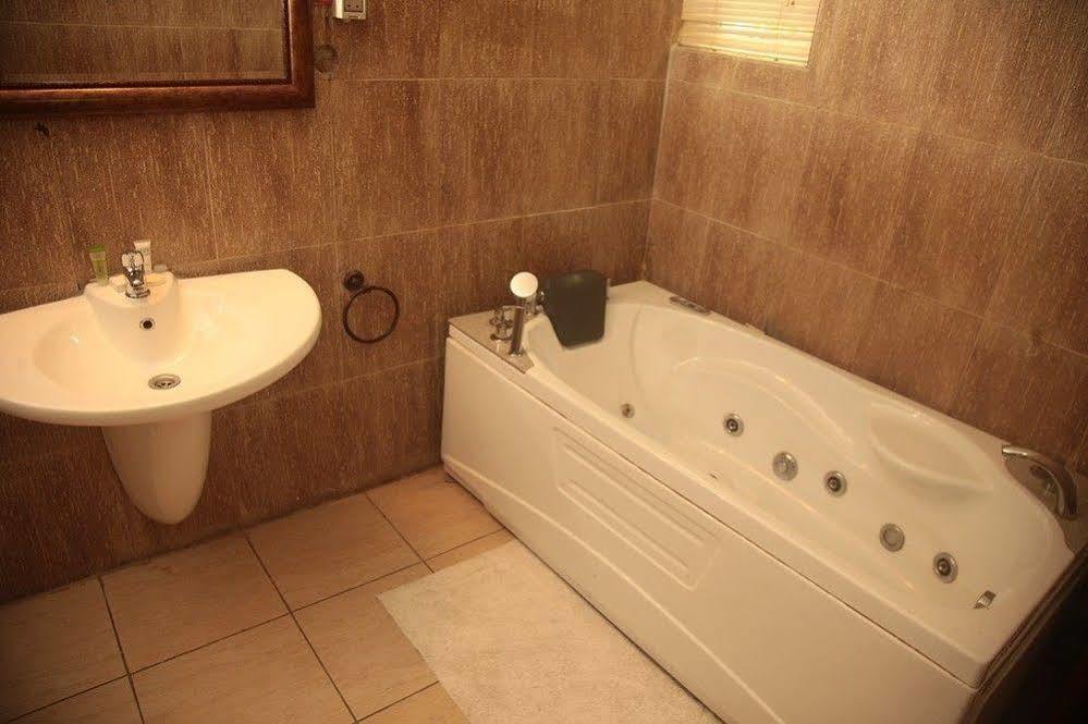 Aliayabiagba Fryburg Suites מראה חיצוני תמונה